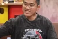 Kaesang Pangarep sedang mengenakan kaus warna hitam bergambar Prabowo Subianto. (Tangkapan Layar YouTube Kaesang Pangarep)

