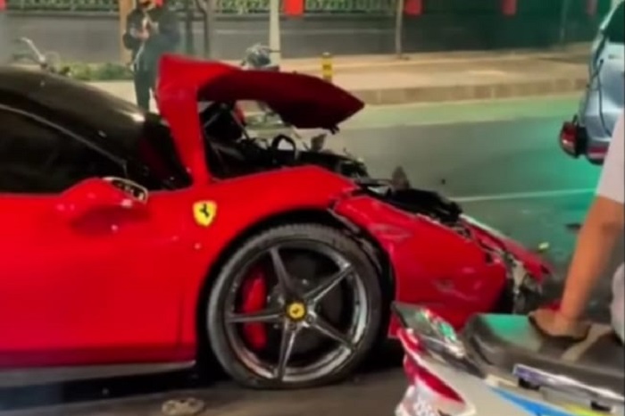 Insiden Ferrari Tabrak 2 Mobil di Bundaran Senayan. (Instagram.com/@wafarel98) 
