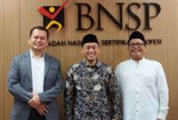 Komisioner BNSP Prof Amilin dan Muhammad Nur Hayid, S.Th.I, M.M., saat menerima kunjungan kerja Direktur World Moslem Studies Center (WMSC) Prof. Dr. HM. Noor Harisudin, S.Ag, S.H., M.Fil (23/01/24). (Doc.BNSP)