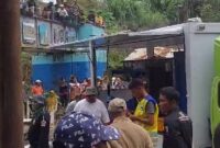 Petugas gabungan melakukan penyedotan air di sisi Jalan Nasional Padang Panjang - Bukit Tinggi, Kabupaten Tanah Datar. (Dok. BPBD Kabupaten Tanah Datar)