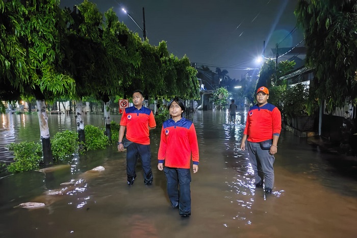 Personel BPBD Kota Bekasi melakukan monitoring dan pengecekan ke lokasi terdampak banjir di Kota Bekasi. (Dok. BPBD Kota Bekasi)